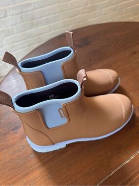 Merry People Women’s rain boots, size 42